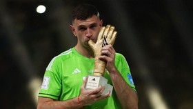 Emiliano Martinez Pesepak Bola Paling Dibenci di Dunia