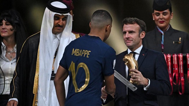 Presiden Emmanuel Macron menghibur tim nasional Prancis yang kalah dalam laga final melawan Argentina di Piala Dunia 2022 di Qatar pada Minggu (18/12).