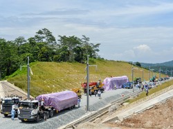 Bangkai Kereta Cepat yang Anjlok di Bandung Dievakuasi