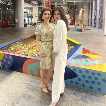 7 Potret Kompak Mantan Pacar Kaesang & Sang Ibunda bak Teman Dekat