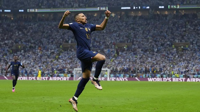 Kylian Mbappe disebut menolak tawaran fantastis dari Al Hilal lantaran sudah mengikat janji dengan Real Madrid.