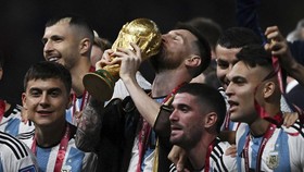 Kotak Louis Vuitton Trofi Piala Dunia Dibuat dari Emas 18 Karat