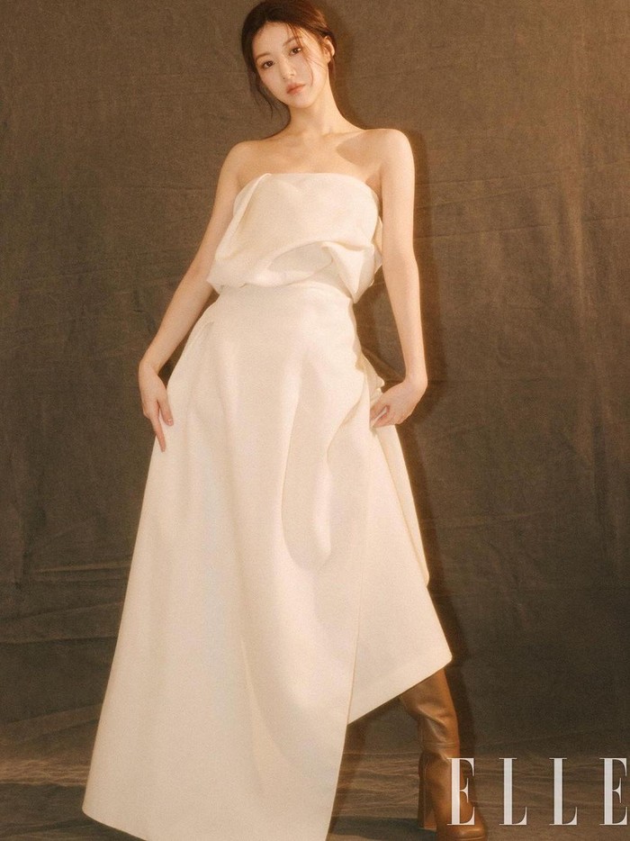 Bak seorang putri dari dunia dongeng, Go Yoon Jung tampak menawan dalam balutan tube dress berwarna putih yang dipadukan dengan boots berwarna cokelat./ Foto: Go Won Tae/ELLE Korea