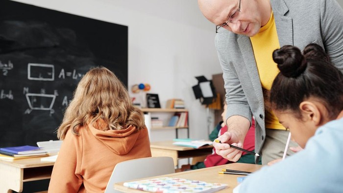 Ilustrasi guru dan murid/Foto: Pexels/Max Fischer