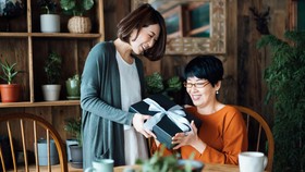 9 Ide Kado Natal untuk Orang Tua yang Menarik dan Bermanfaat