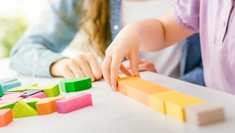 Ilustrasi Rahasia Swedia Menjadi Negara Membesarkan Anak Terbaik Girl playing with colorful toy wood blocks, her mother is helping her, education and fun concept