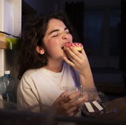 5 Rutinitas Malam Hari yang Sering Dilakukan Anak Muda Ini Bikin Susah Ratakan Perut Buncit! Duh, Ada yang Kamu Lakukan?