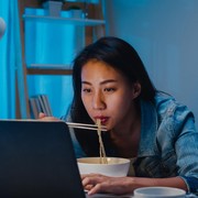 Hati-hati, Ini 6 Hal yang Akan Terjadi pada Tubuh Setelah Kamu Makan di Malam Hari