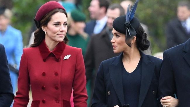 Kate Middleton, istri dari Pangeran William, disebut lega karena Meghan Markle tidak hadir dalam acara penobatan Raja Charles III.