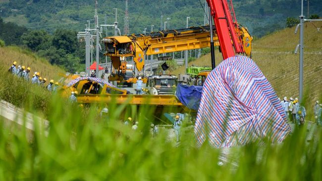 Proyek Kereta Cepat Terdampak Kereta Anjlok Disetop Sementara