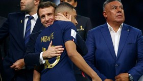 Macron Hibur Mbappe Usai Gagal Juara Piala Dunia 2022