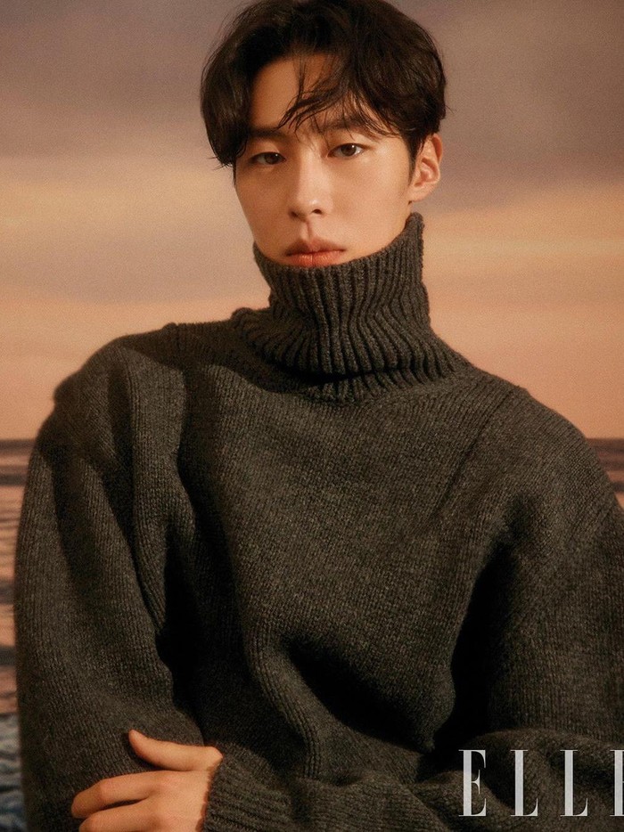 Berbeda dengan Go Yoon Jung yang terlihat formal dalam balutan silk dress, di potret lainnya Lee Jae Wook justru tampil casual dalam balutan turtle neck sweater. Meskipun simpel, gayanya terlihat maskulin, bukan?/ Foto: Go Won Tae/ELLE Korea