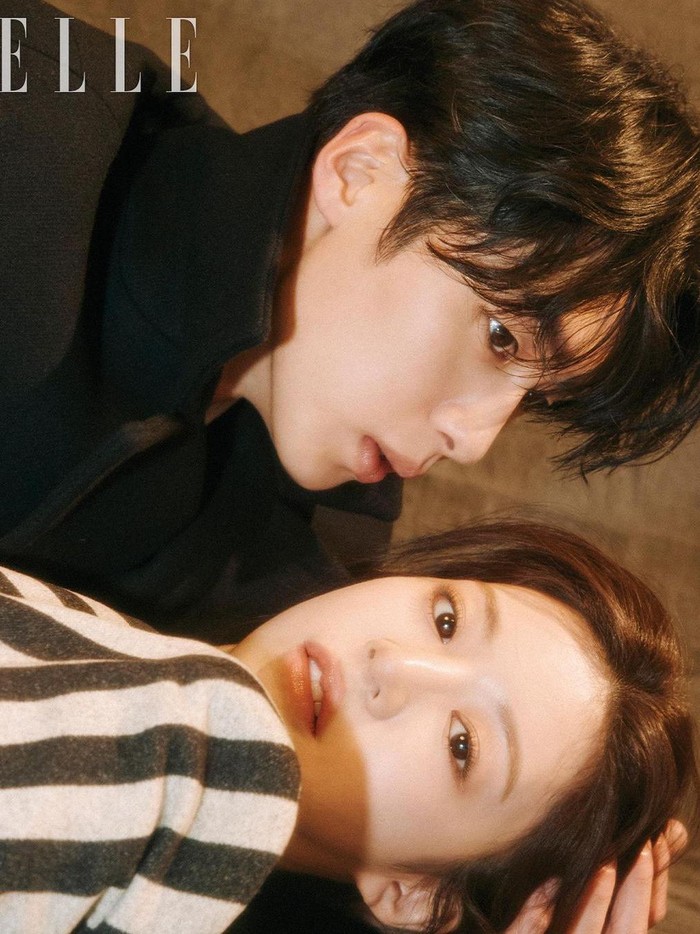 Lee Jae Wook dan Go Yoon Jung merupakan aktor-aktris asal Korea Selatan yang saat ini tengah tampil di drama romantis ber-genre fantasi dan sageuk, Alchemy of Souls 2 (2022) yang tayang di Netflix sejak Sabtu, (10/12) lalu./ Foto: Go Won Tae/ELLE Korea
