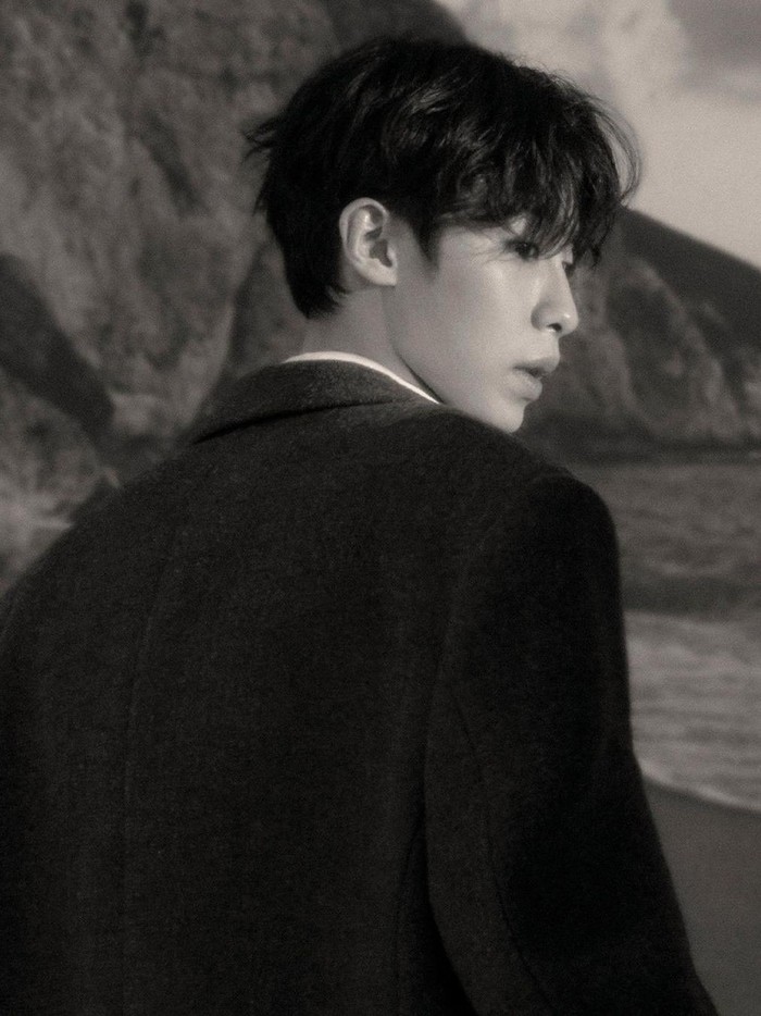 Lee Jae Wook juga tampil dalam potret hitam putih, di mana sang aktor mengenakan setelan jas yang membuat karismanya meningkat. Bagaimana gaya Lee Jae Wook dan Go Yoon Jung di pemotretan kali ini, Beauties?/ Foto: Go Won Tae/ELLE Korea