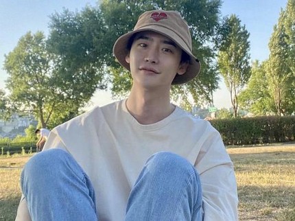 Kedekatan Aktor Tampan Korea Lee Jong Suk dan Ibunda, So Sweet