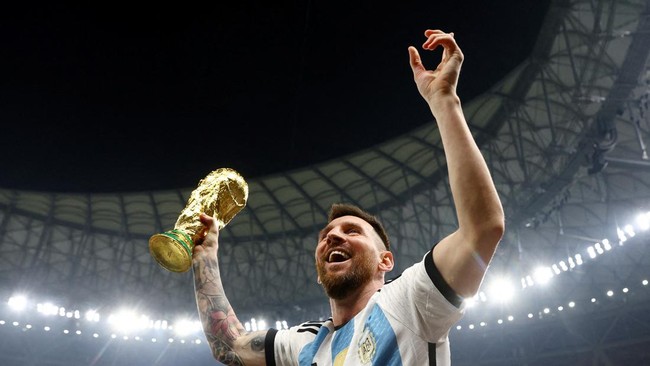 Legenda Manchester United Patrice Evra membela Lionel Messi dari komentar pedas Louis van Gaal yang menuding Argentina diatur juara Piala Dunia 2022.