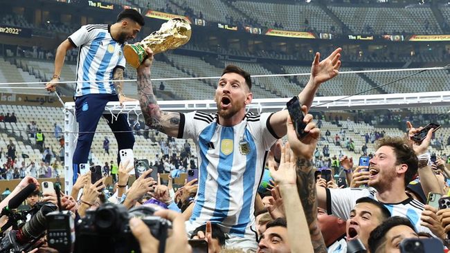 Lionel Messi mendapat guard of honour atau penghargaan khusus dari staf dan ofisial PSG setelah sukses mengantar Argentina juara Piala Dunia 2022.