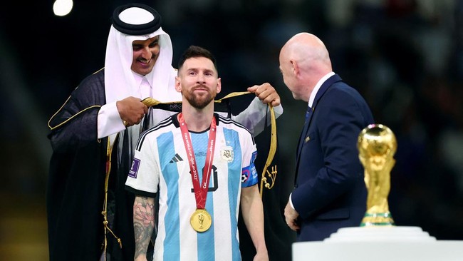 Emir Qatar Sheikh Tamim bin Hamad Al-Thani menyedot perhatian usai memberi striker Argentina, Lionel Messi, jubah bisht saat menjadi juara di Piala Dunia 2022.