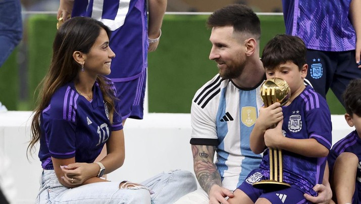Lionel Messi penyerang asal Argentina berdampingan istrinya Antonella Roccuzzo dan putra mereka merayakan setelah pertandingan Final Piala Dunia FIFA Qatar 2022 antara Argentina dan Prancis di Stadion Lusail pada 18 Desember 2022 di Kota Lusail, Qatar. (Jean Catuffe/Getty Images)