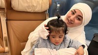 <p>Saat menjalani ibadah umrah di Tanah Suci, Margin Wieheerm juga selalu mengenakan busana Muslimah dengan balutan hijab panjang. (Foto: Instagram @marginw)<br /><br /><br /></p>