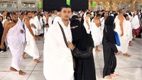 <p>Aktor Ali Syakieb menjalankan ibadah umrah bersama sang istri, Margin Winaya Hermawan atau lebih dikenal sebagai Margin Wieeherm. (Foto: Instagram @marginw)<br /><br /><br /></p>