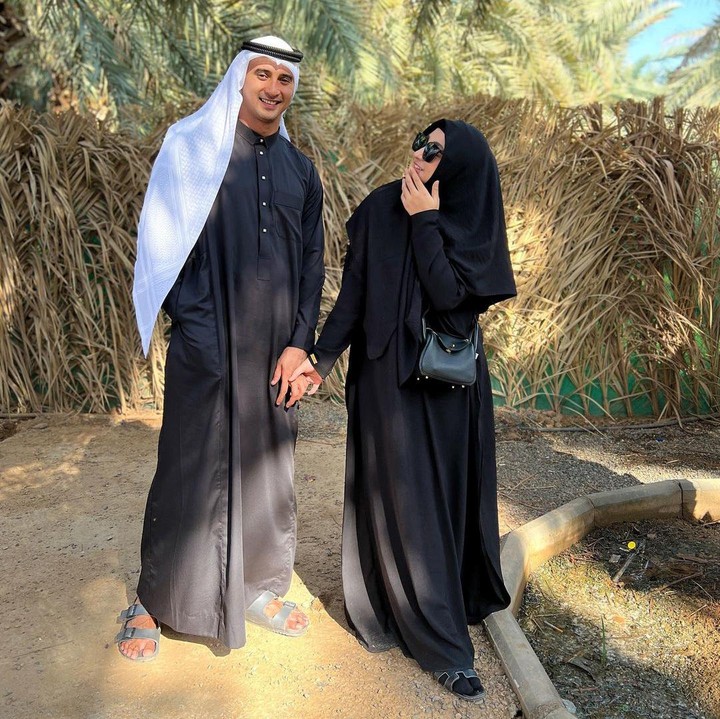 <p>Ketika berada di Tanah Suci, Ali Syakieb dan Margin Wieeherm tampil kompak mengenakan busana Muslim bak sultan dan istrinya. (Foto: Instagram @marginw)</p>