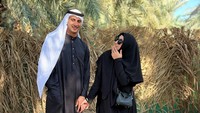 <p>Ketika berada di Tanah Suci, Ali Syakieb dan Margin Wieeherm tampil kompak mengenakan busana Muslim bak sultan dan istrinya. (Foto: Instagram @marginw)<br /><br /><br /></p>