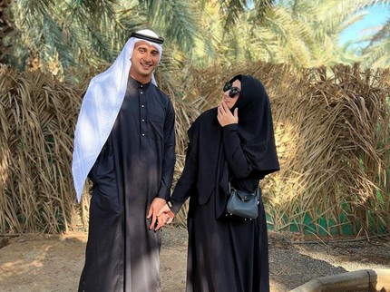 7 Potret Umrah Ali Syakieb Bareng Istri, Wajah Polos Margin Bikin Salfok Netizen