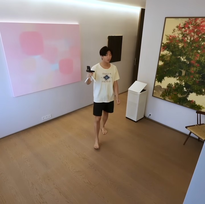 <p>Member BTS lain pun mengakui jika berkunjung ke rumah RM, mereka serasa sedang berada di pameran seni. Kamar kosong di rumah RM BTS ini bahkan dihias dengan lukisan. (Foto: YouTube/BANGTAN TV)</p>