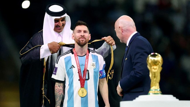 Penampilan Emir Qatar Sheikh Tamim bin Hamad Al-Thani menjadi perhatian di penutupan Piala Dunia 2022 usai memberikan jubah tradisional Bisht ke Lionel Messi.