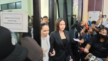img-title Nikita Mirzani Emosi Lempar Berkas dan Dorong Mik Saat Sidang, Kenapa?