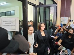 Kelakuan Nikita Mirzani di Sidang Dorong Mikrofon Disentil PN Serang