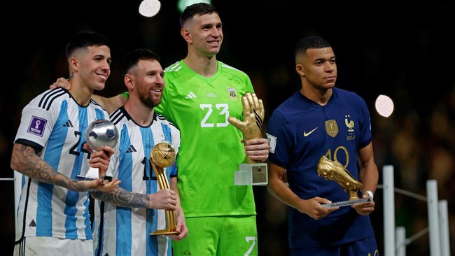 Kiper Argentina Emiliano Martinez menyebut Kylian Mbappe bakal banyak meraih Ballon d'Or setelah Lionel Messi pensiun.