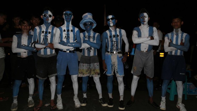 Bukan hanya di Buenos Aires, warga kota Ambon dan Ternate juga merayakan kemenangan Argentina di Piala Dunia 2022 hingga Senin (19/12) dini hari.