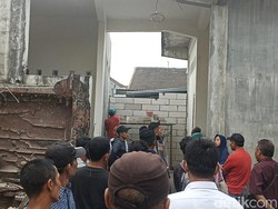 Keluarga Dianjing-anjingkan Berujung Riyanto Tembok Akses Jalan Haryono