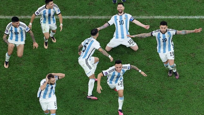 Pemain timnas Argentina ramai-ramai menangis setelah Argentina juara Piala Dunia 2022.