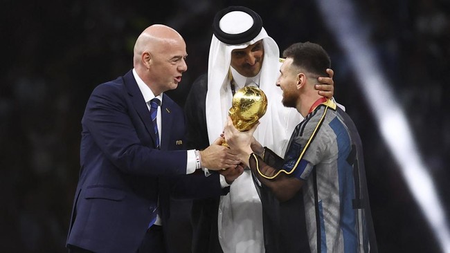 Bisht yang dipakaikan Emir Qatar Sheikh Tamim bin Hamad Al Thani kepada Lionel Messi sesaat sebelum prosesi pemberian trofi Piala Dunia menuai kecaman.