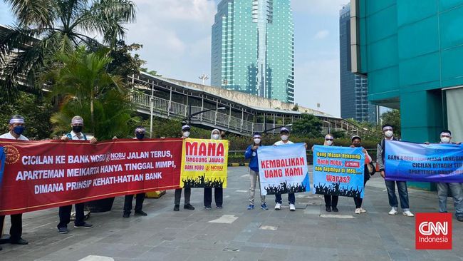 Pembeli Meikarta menggelar tindakan di Bank Nobu, Plaza Semanggi pada Senin (19/12) guna menuntut pengembalian duit pembelian apartemen dari bank itu.