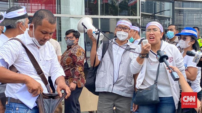 Pembeli apartemen Meikarta berunjuk rasa di halaman Bank Nobu yang berada di Plaza Semanggi Jakarta Selatan.