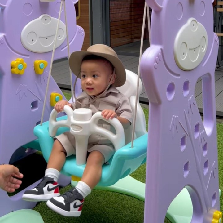 <p>Kesha dan suami, Adhi Permana Putra, mengadakan pesta ulang tahun meriah untuk sang anak. Pesta ini pun diadakan dengan tema safari. (Foto: Instagram: @kesharatuliu05)</p>