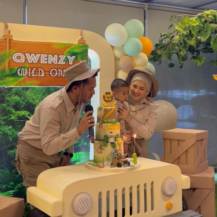<p>Sementara itu, Qwenzy dan kedua orang tuanya mengenakan pakaian safari berwarna cokelat. Kompak banget, ya! (Foto: Instagram: @adhipermana_)</p>