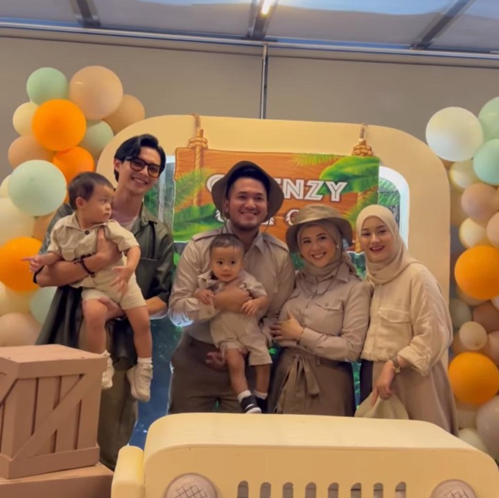 <p>esha turut mengundang rekan-rekan sesama artis untuk memeriahkan ulang tahun Qwenzy yang pertama ini. Salah satu pasangan yang hadir adalah Dinda Hauw dan Rey Mbayang beserta sang anak, Shaka. (Foto: Instagram: @kesharatuliu05)</p>