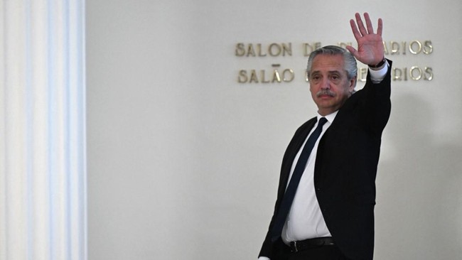 Presiden Alberto Fernandez merayakan kemenangan Argentina di final Piala Dunia melawan Prancis dengan mengunggah swafoto di depan layar televisi.