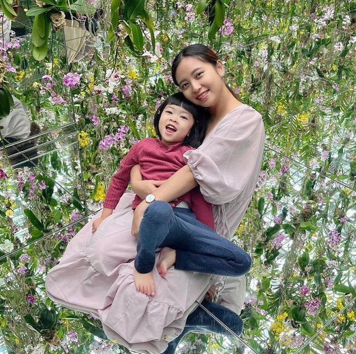 <p>Meski aktivitasnya sederhana, Rica mengaku sangat menikmati dan senang menjalaninya, Bunda. "Menikmati masa masa kehamilan anak ke 2, maen ke taman,minum <em>coffee</em> sama suami, jalan jalan sama anak gadis, <em>just a simple but it’s really happy</em>," ujarnya, dikutip dari akun @rica_tsuji. (Foto: Instagram @rica_tsuji)<br /><br /><br /></p>