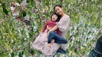 <p>Meski aktivitasnya sederhana, Rica mengaku sangat menikmati dan senang menjalaninya, Bunda. "Menikmati masa masa kehamilan anak ke 2, maen ke taman,minum <em>coffee</em> sama suami, jalan jalan sama anak gadis, <em>just a simple but it’s really happy</em>," ujarnya, dikutip dari akun @rica_tsuji. (Foto: Instagram @rica_tsuji)<br /><br /><br /></p>