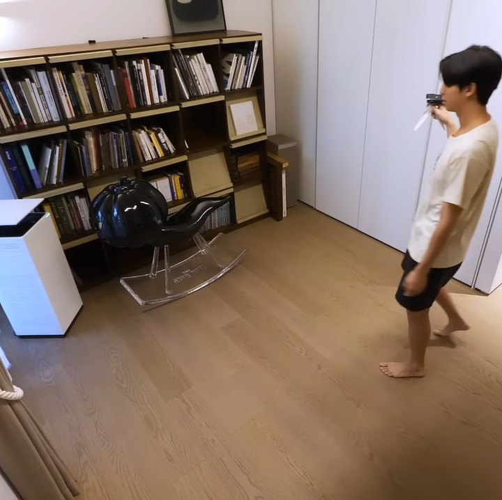 <p>RM sendiri juga mengakui dalam vlognya bahwa isi rumahnya hanya dirinya, buku, dan lukisan. Di kamar kosong lainnya, RM meletakkan lemari buku vintage yang ia isi dengan buku-buku ilustrasi seniman Korea Selatan. (Foto: YouTube/BANGTAN TV)</p>