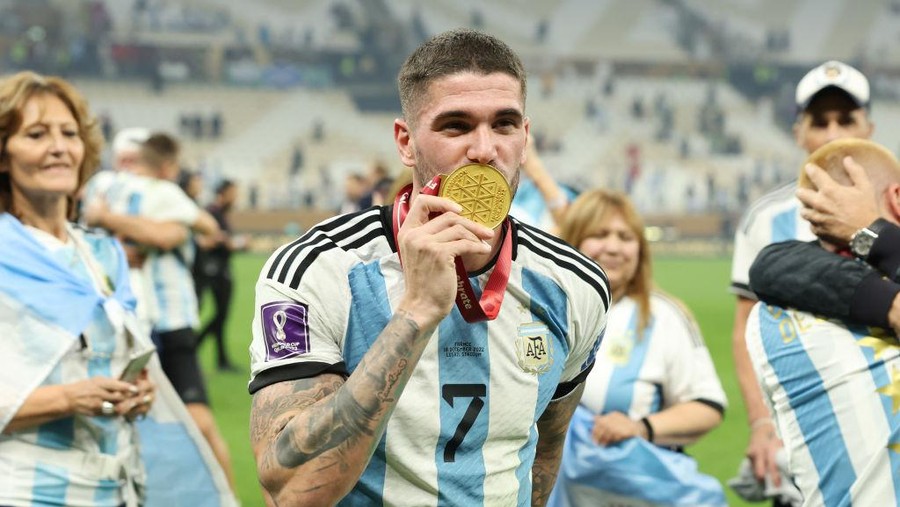Rodrigo De Paul LUSAIL CITY, QATAR - DECEMBER 18: Rodrigo De Paul of Argentina kisses The FIFA World Cup Qatar 2022 Winner's Medal after the team's victory during the FIFA World Cup Qatar 2022 Final match between Argentina and France at Lusail Stadium on December 18, 2022 in Lusail City, Qatar. (Photo by Julian Finney/Getty Images)