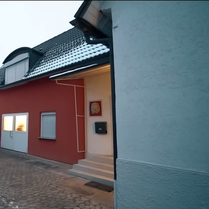 <p>Saat mengunjungi Swiss, Anang dan Ashanty menyempatkan diri untuk berkunjung dan menginap di rumah orang tua Sarah Menzel, kekasih Azriel. Rumah ini memiliki halaman yang sangat luas, loh Bun. (Foto: YouTube/THE HERMANSYAH A6)</p>