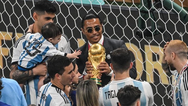 Salt Bae terlihat ingin foto bareng Lionel Messi dalam seremoni juara Piala Dunia 2022, namun La Pulga tidak peduli meski sudah ditarik-tarik.