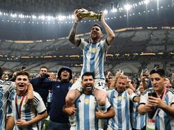 Aguero Keceplosan, Bilang Messi Nanti Mau Pindah ke...